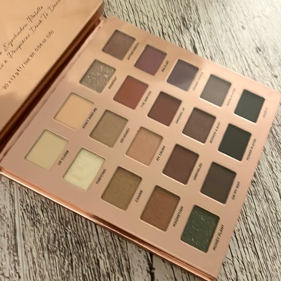 Iconic London DESK TO DANCE EYESHADOW PALETTE brand new in box! - Picture 3 of 14